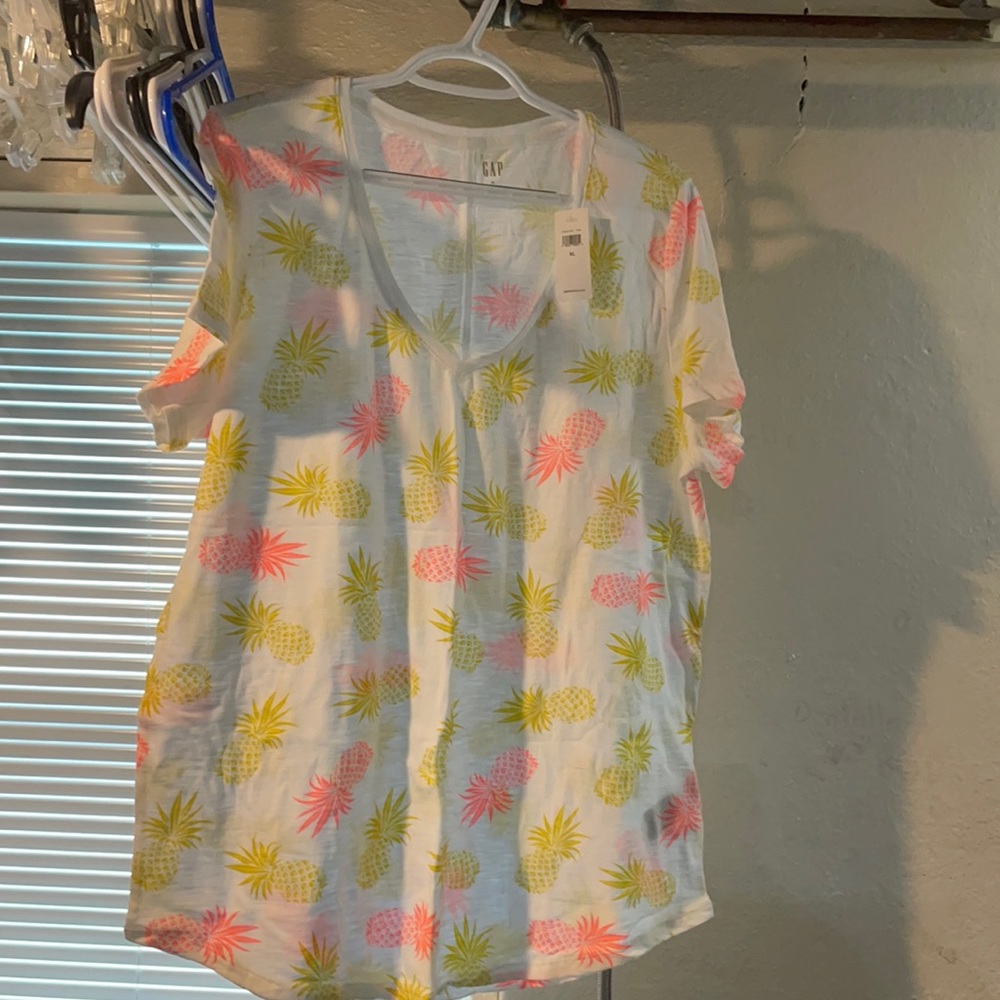Gap easy tee with tags and pineapples.
